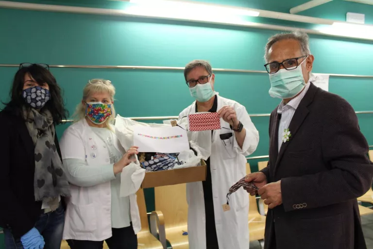 Empreses i entitats donen material sanitari i mascaretes fetes a mà a l'Arnau de Vilanova i al Santa Maria