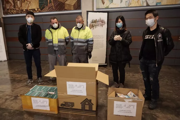 La comunitat xinesa de Balaguer dona 1.950 mascaretes i 2.200 guants a la Paeria