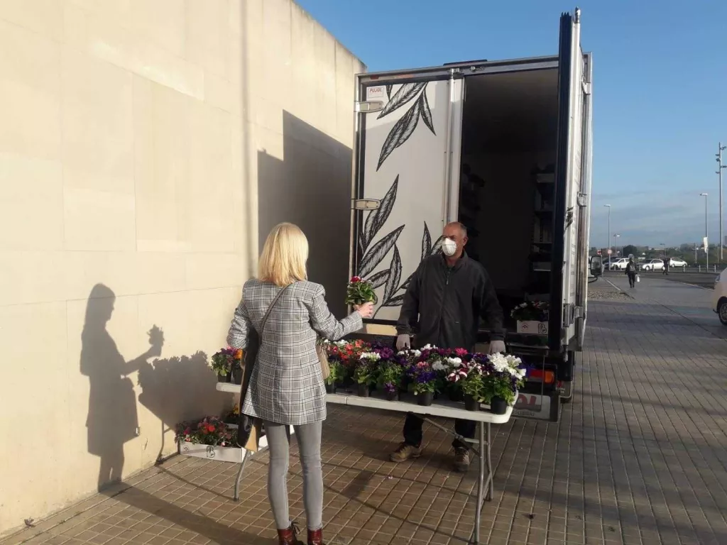 Empreses i entitats donen material sanitari i mascaretes fetes a mà a l'Arnau de Vilanova i al Santa Maria