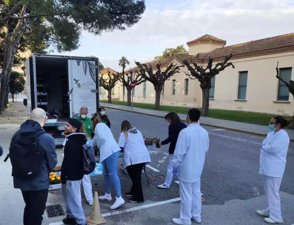 Empreses i entitats donen material sanitari i mascaretes fetes a mà a l'Arnau de Vilanova i al Santa Maria