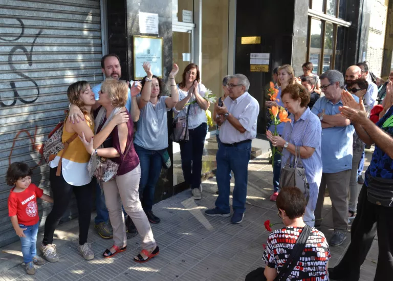 Flors, llàgrimes i aplaudiments en cada col·legi electoral que va patir la repressió policial