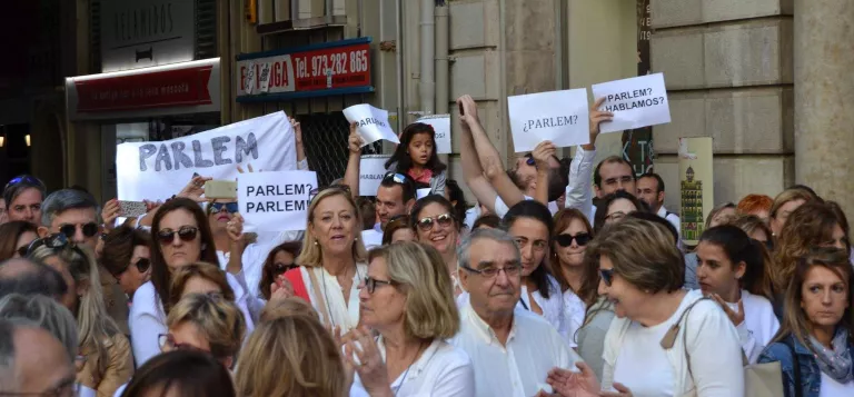 Desenes de persones es manifesten sense bandera per reclamar un diàleg entre governs