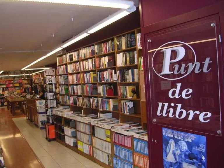 Tanca després de 34 anys la històrica llibreria Punt de Llibre