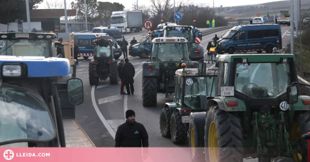 Els Mossos impedeixen el pas dels tractors per tallar l'AP-2 a Soses i els pagesos hi accedeixen a peu