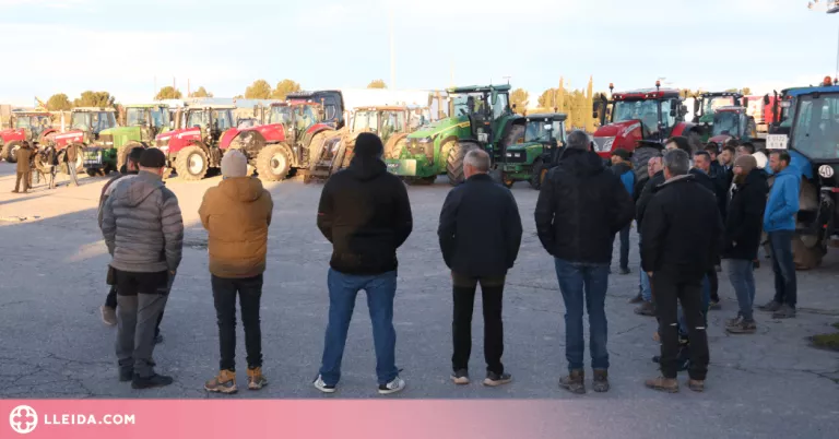 Desenes de pagesos provinents d'Alcarràs tallen l'A-2 a Soses i a Tàrrega