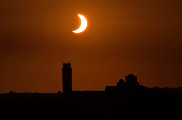 L’eclipsi total de sol congrega milers de persones en diversos punts de Ponent