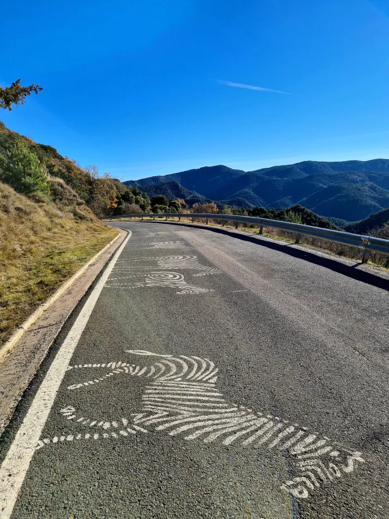 ⏯️ Cérvols voladors o vaques amb paracaigudes com a mostra d'art a les carreteres del Pirineu