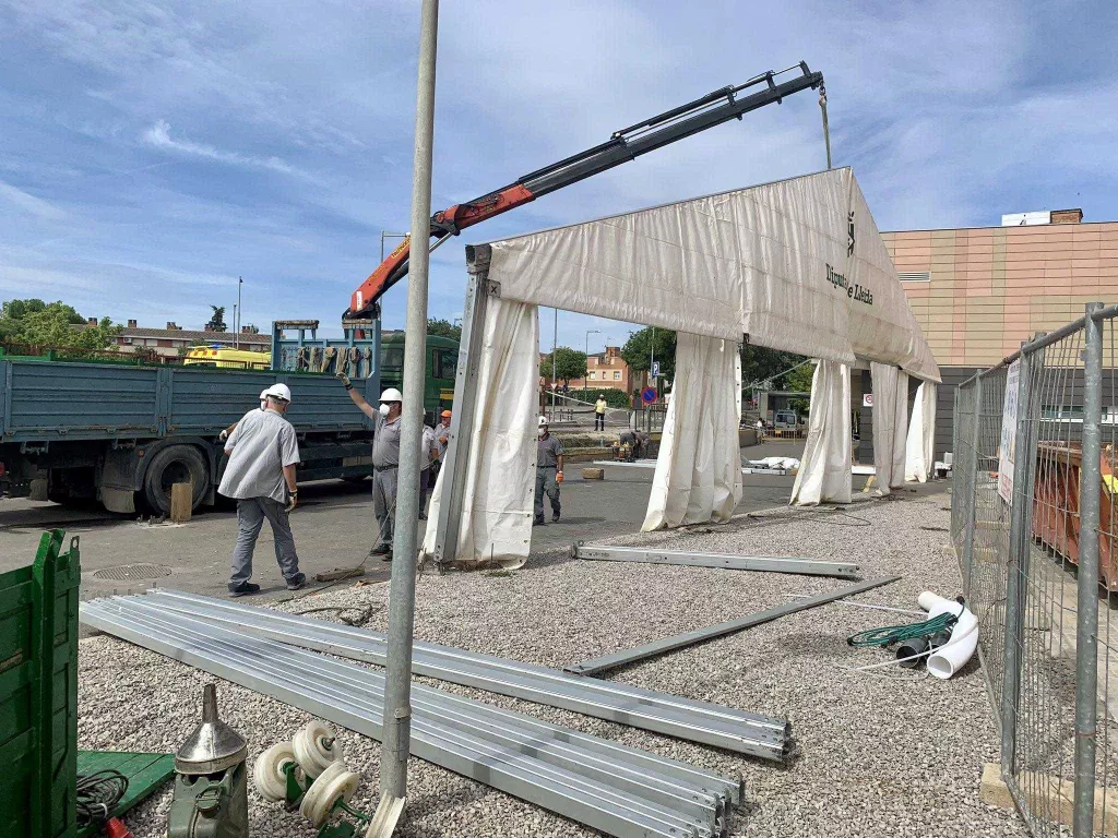 S'instal·la una carpa a l'Arnau de Vilanova per ampliar la zona d'Urgències