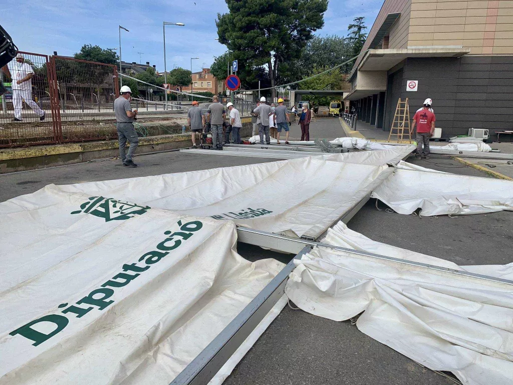 S'instal·la una carpa a l'Arnau de Vilanova per ampliar la zona d'Urgències