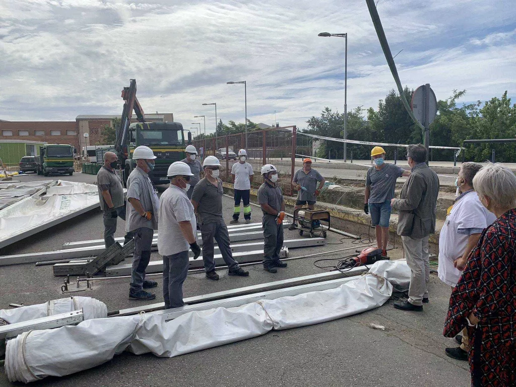 S'instal·la una carpa a l'Arnau de Vilanova per ampliar la zona d'Urgències