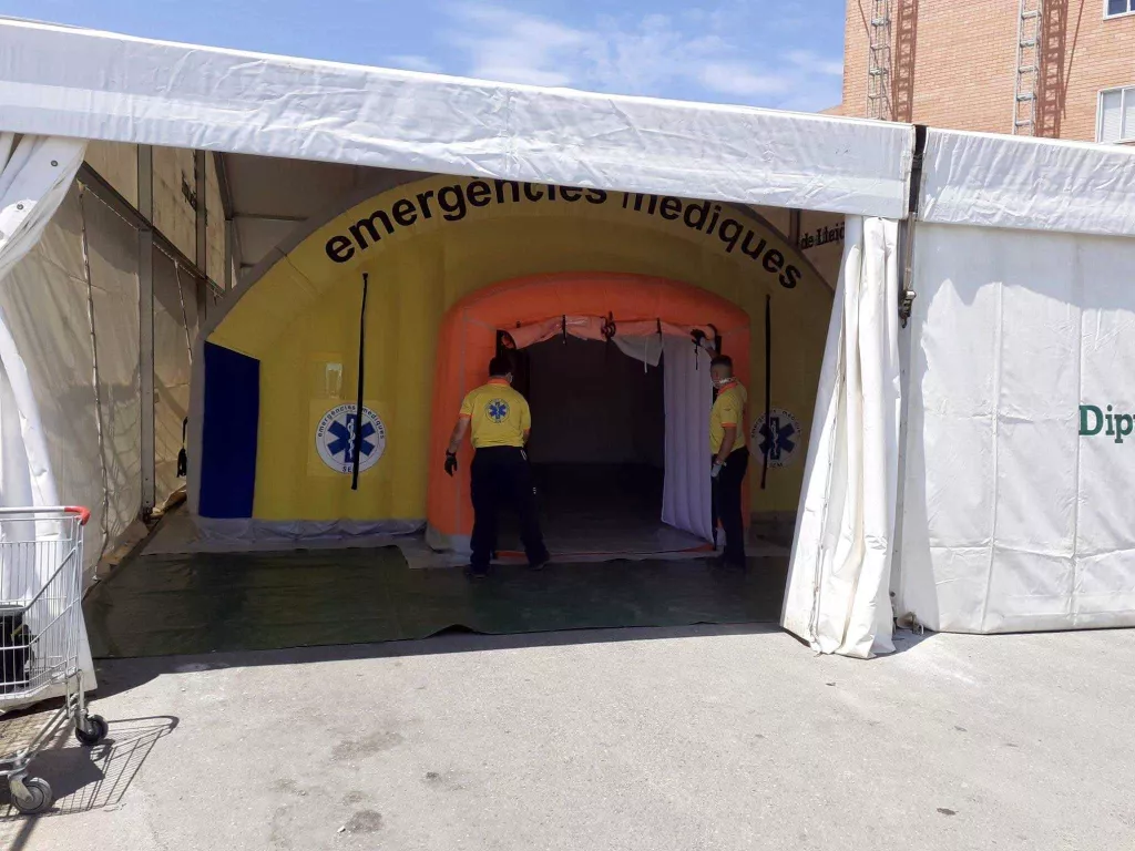 S'instal·la una carpa a l'Arnau de Vilanova per ampliar la zona d'Urgències
