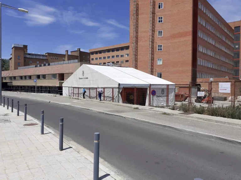 S'instal·la una carpa a l'Arnau de Vilanova per ampliar la zona d'Urgències