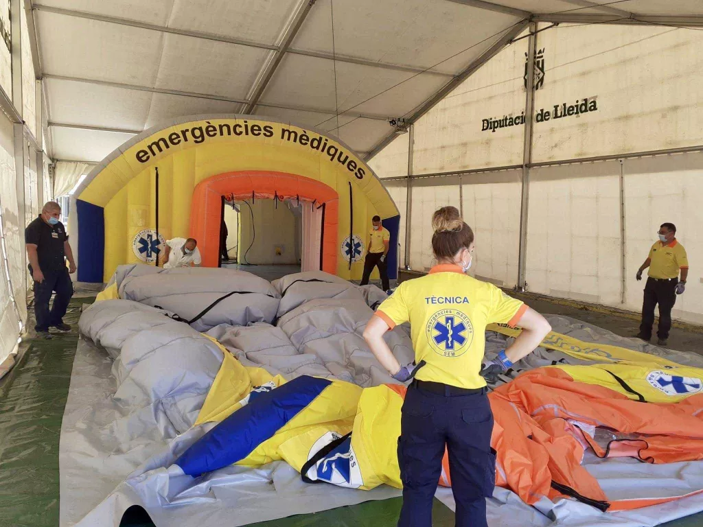 S'instal·la una carpa a l'Arnau de Vilanova per ampliar la zona d'Urgències