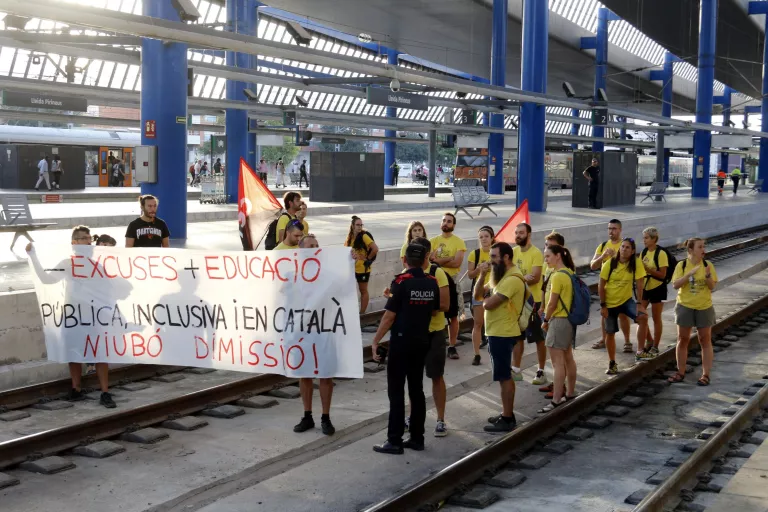 La vaga docent marca l’inici de curs amb protestes que tallen les vies de l’alta velocitat a Lleida