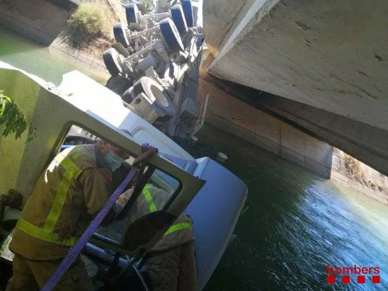 Els Bombers intenten rescatar un camioner que ha caigut al canal d'Balaguer a Alcoletge