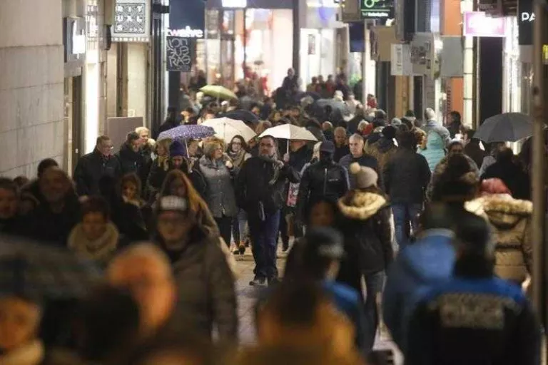 El comerç diu que obrir més hores tan sols beneficia grans superfícies