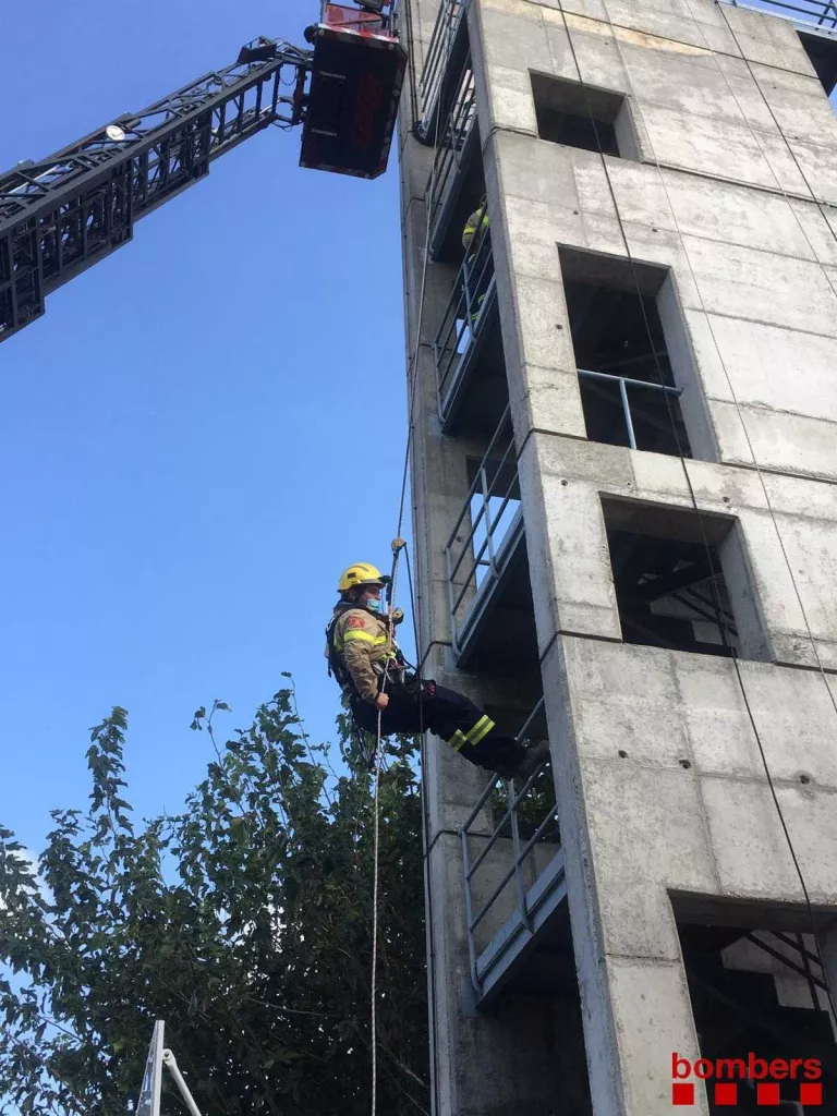 Pràctiques de Bombers de rescat en una zona urbana de Mollerussa