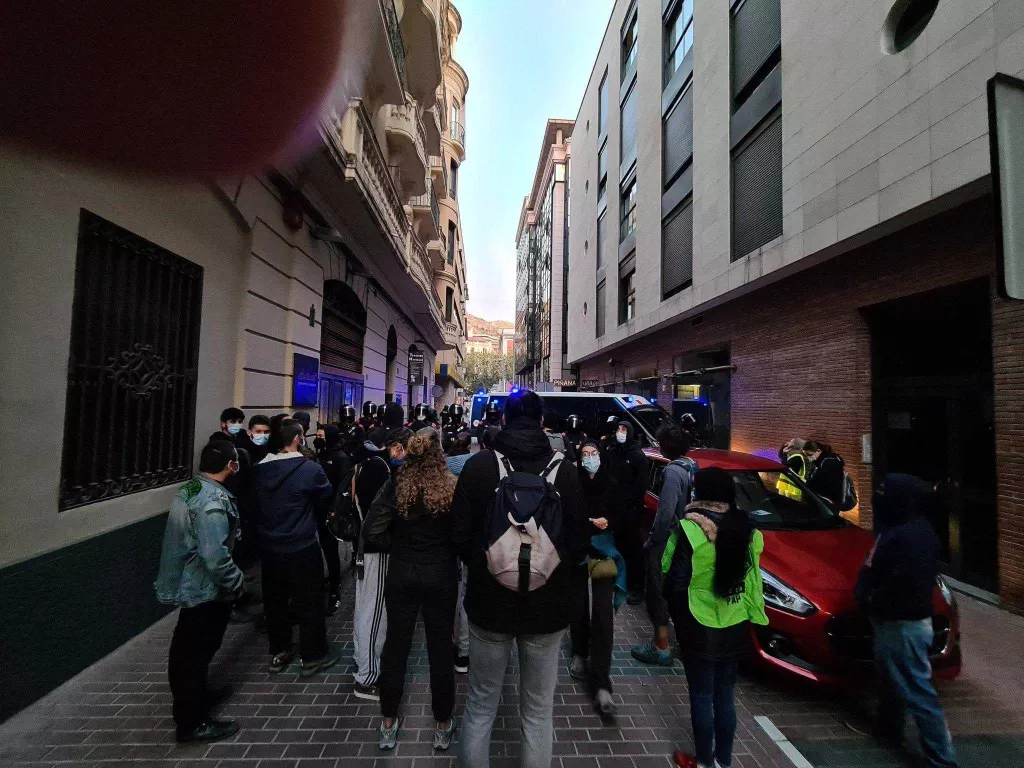 ⏯️ Tensió entre Mossos i activistes de la PAH durant un desnonament a Lleida