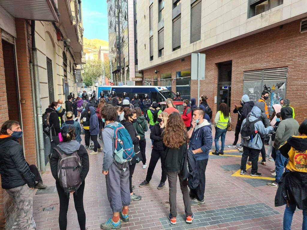 ⏯️ Tensió entre Mossos i activistes de la PAH durant un desnonament a Lleida