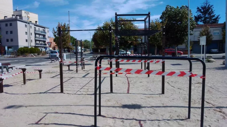 Cervera tanca els parcs infantils i desinfecta accessos a escoles i residències davant l'augment de casos