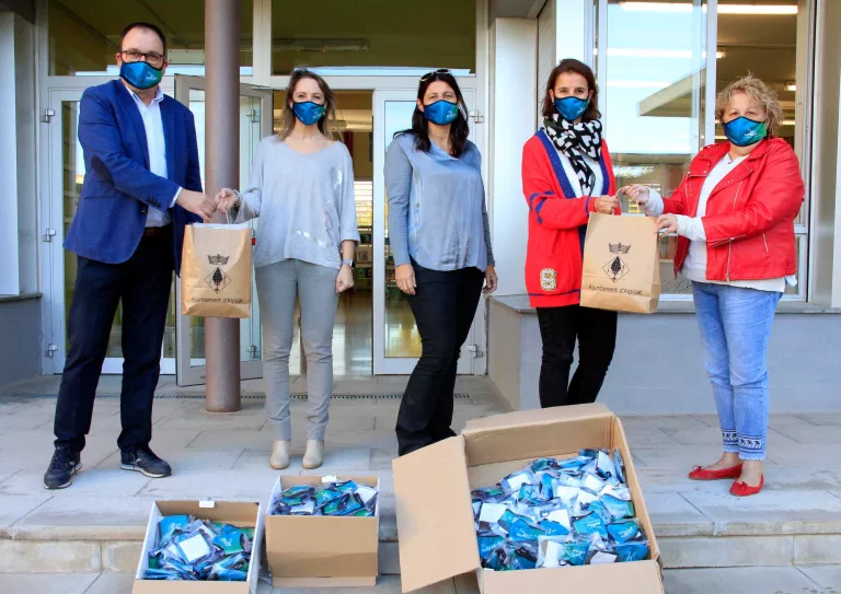 Alpicat regala mascaretes als escolars