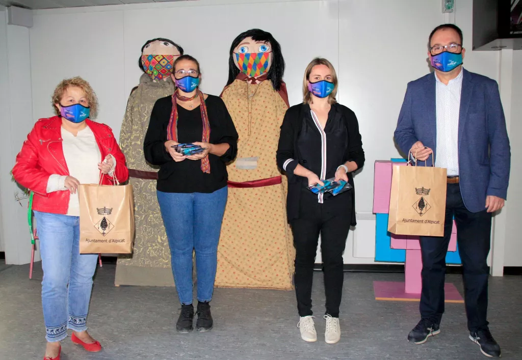 Alpicat regala mascaretes als escolars