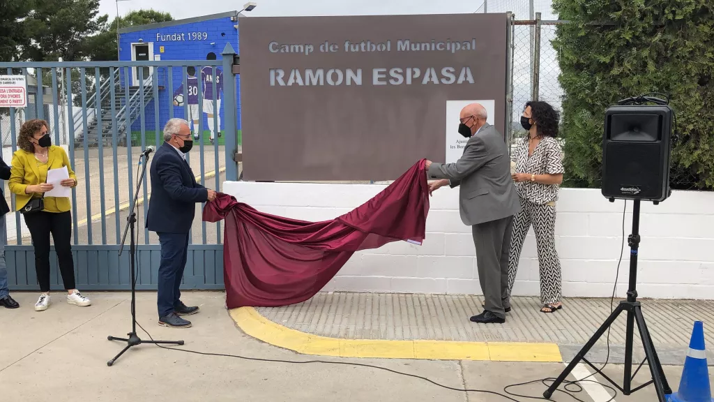 Mig miler de persones reten homenatge a l’exfutbolista Ramon Espasa a les Borges