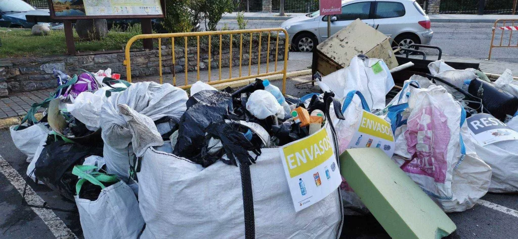 Retiren milers de quilos de residus del curs de la Noguera Pallaresa