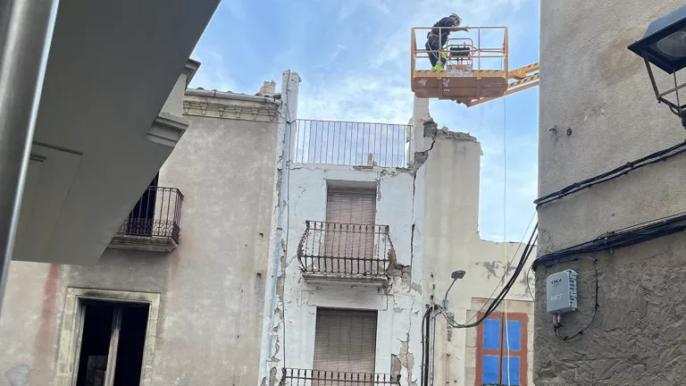 L'enderroc de l'edifici que perilla al carrer Urgell de Tàrrega culminarà avui