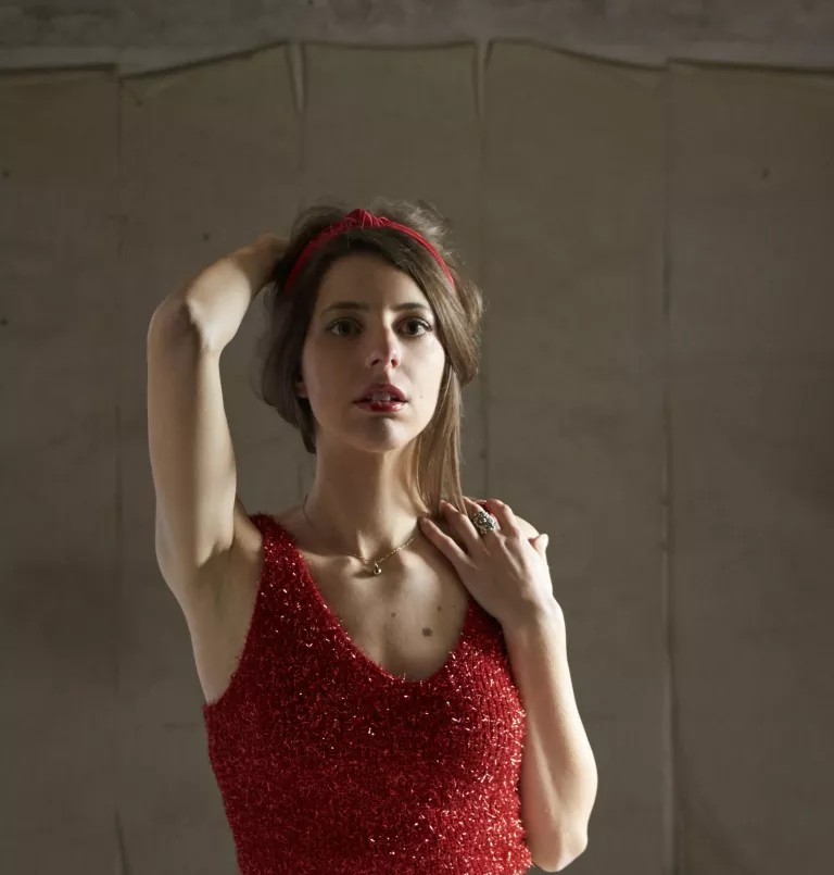La cantautora lleidatana Emília Rovira presenta el nou single "Nadala"