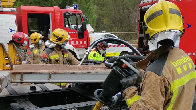 Els Bombers treballen en l'incendi de la cooperativa d'Ivars d'Urgell