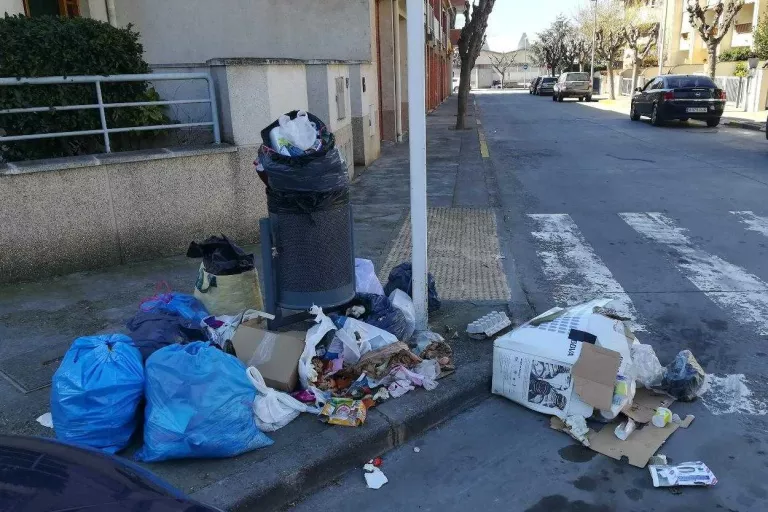 Tàrrega posarà multes de fins a 600 euros per deixar la brossa abocada al carrer