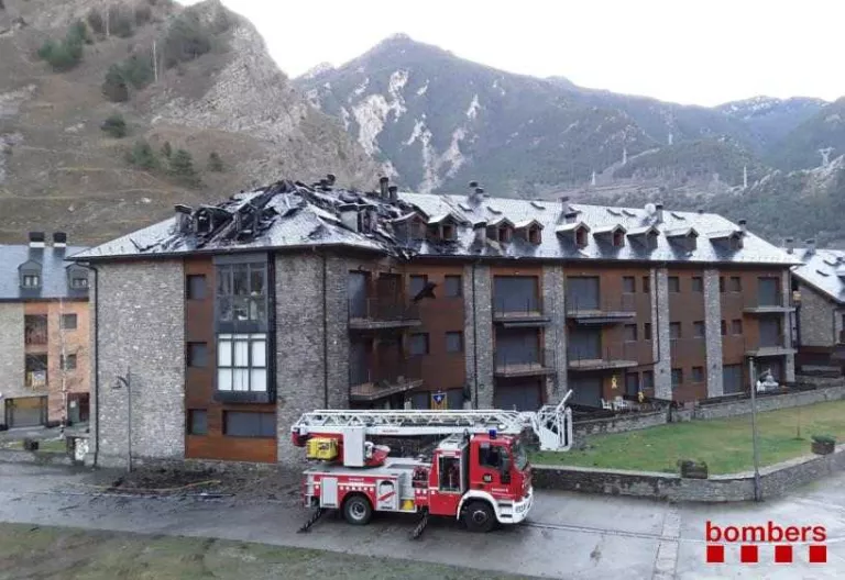 Un incendi crema part d'un edifici d'apartaments de Llavorsí