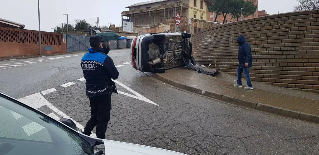 Un ferit lleu en un aparatós accident a Balàfia