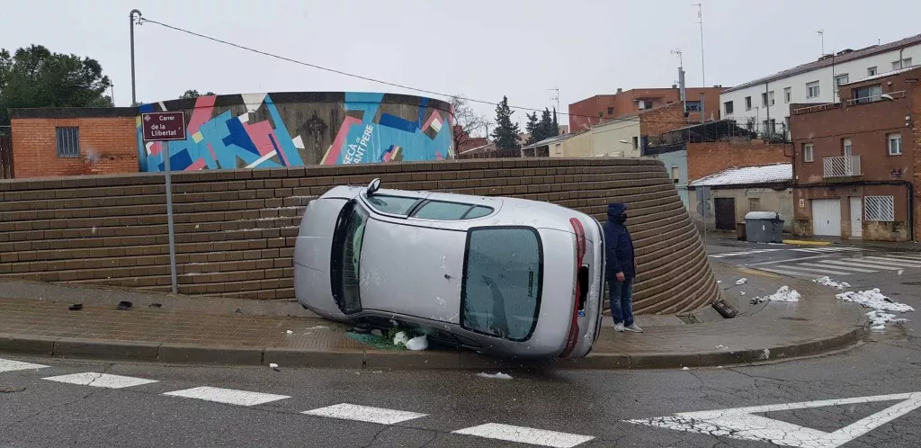 Un ferit lleu en un aparatós accident a Balàfia