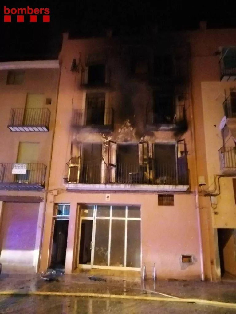 Un incendi a un pis de Balaguer deixa tres ferits, un d'ells en estat greu