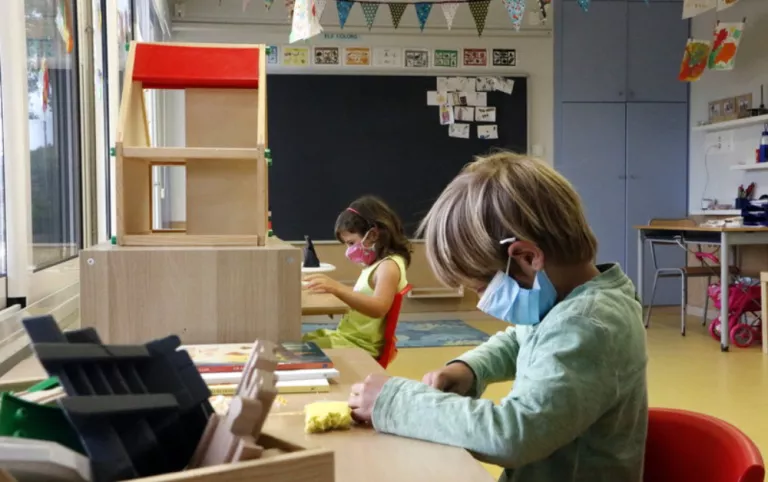 Sanitaris veuen insuficients els recursos per donar suport a les escoles