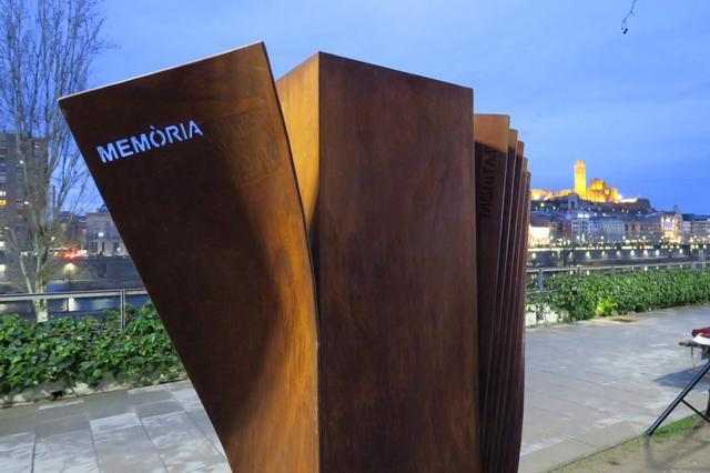 Una escultura per recordar la barbàrie i reconèixer la lluita per les llibertats
