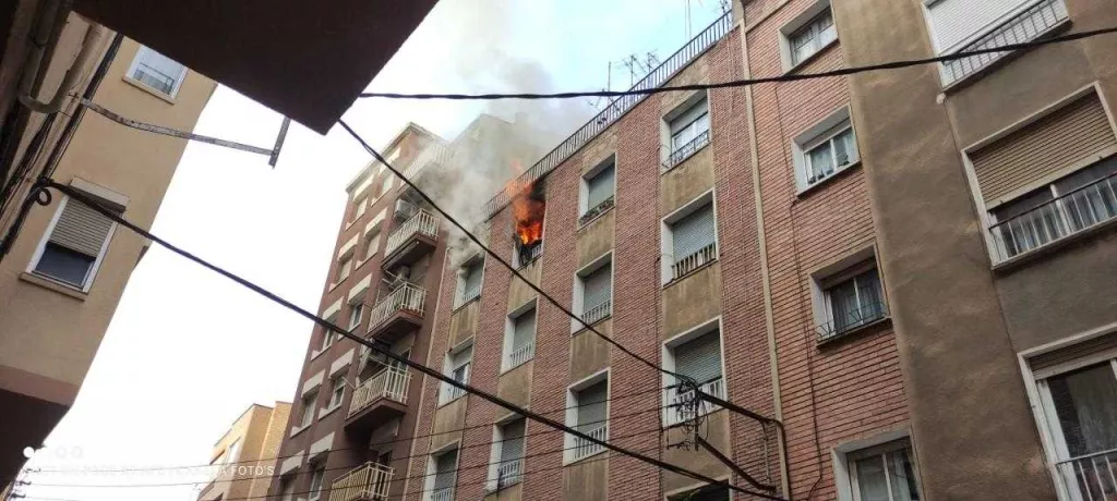 Extingit l'incendi en un pis del carrer Tamarit de Llitera de Lleida