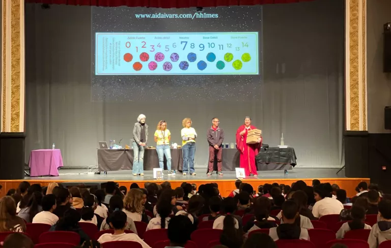 L'espectacle 'Hypatia i l’Hidrogen' acosta la figura de la dona científica a estudiants de primària de Mollerussa