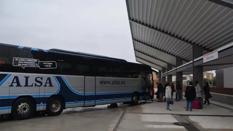 Detenen un home a Mollerussa per trencar la porta d'un bus i amenaçar el conductor