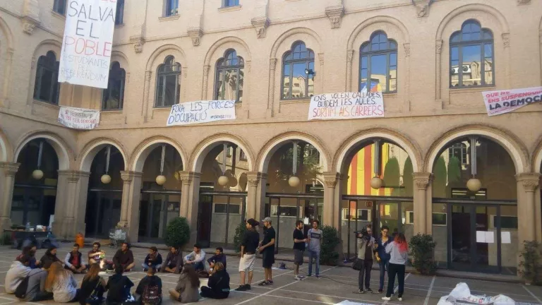 El claustre de la UdL dóna suport explícit al Referèndum mentre els estudiants mantenen la tancada