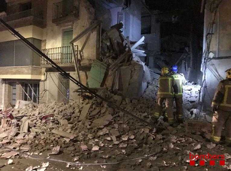 S'esfondra totalment una​ casa deshabitada a Bellpuig