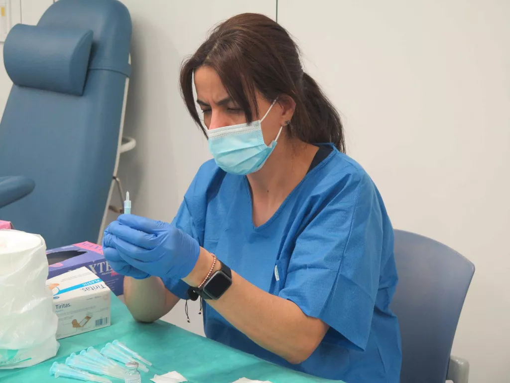 Primeres vacunes de Moderna per a personal sanitari de Lleida