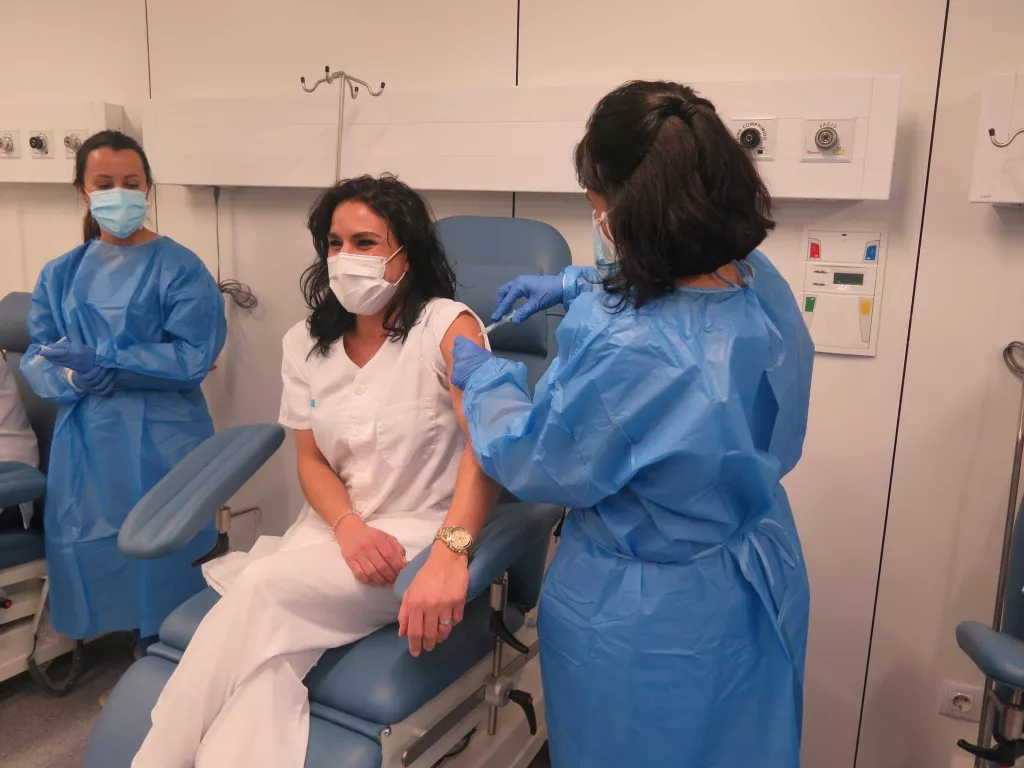 Primeres vacunes de Moderna per a personal sanitari de Lleida