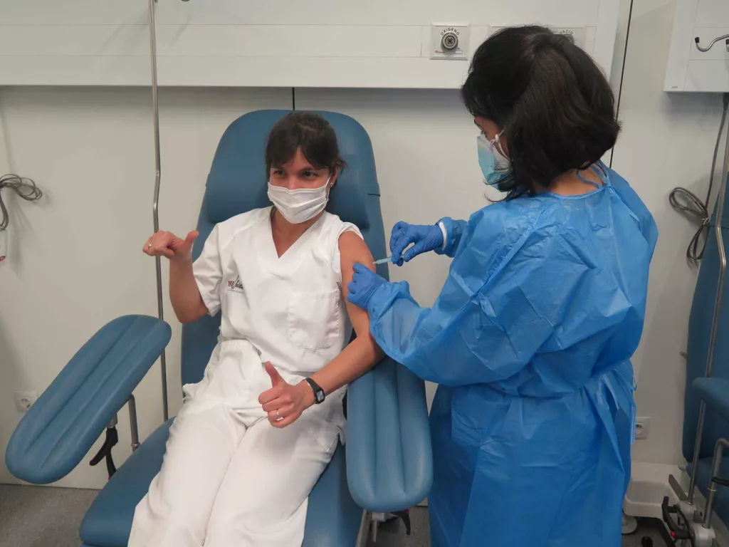 Primeres vacunes de Moderna per a personal sanitari de Lleida