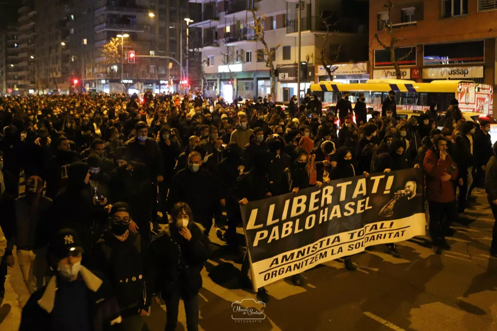 ⏯️ Contenidors cremats, llançament d'objectes i trets de foam a Lleida en la segona nit de protestes