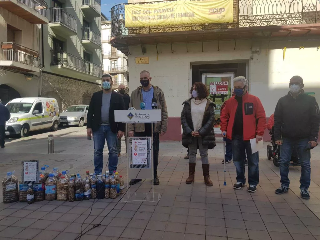 ⏯️ La Seu d'Urgell 'exposa' burilles de tabac al carrer per conscienciar a la població
