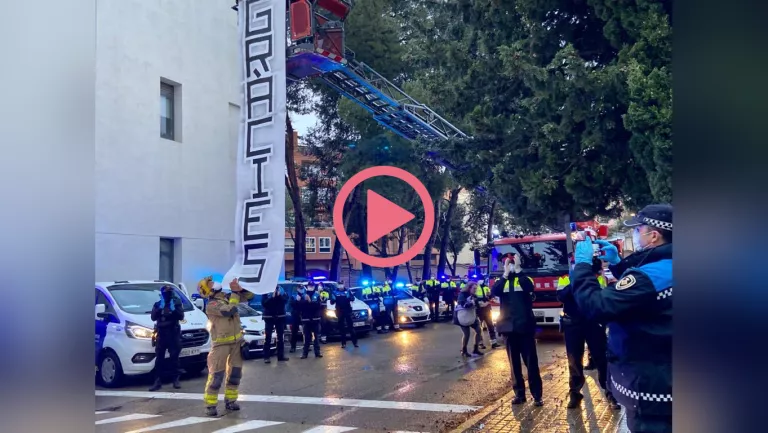 ⏯️ #VÍDEO | Bombers, Guàrdia Urbana i Mossos homenatgen al personal de l'hospital Santa Maria de Lleida