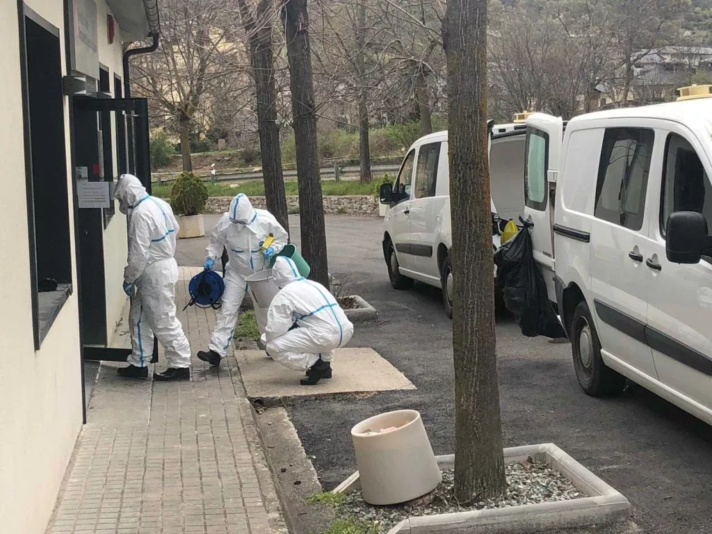 L'Exèrcit desinfecta la residència geriàtrica de Sort per prevenir contagis